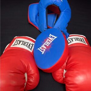 Kids Everlast Red and Blue Training Mitts and Gloves Set